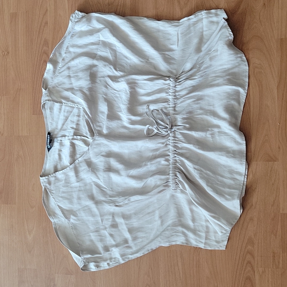 Express top with keyhole batwing sleeves